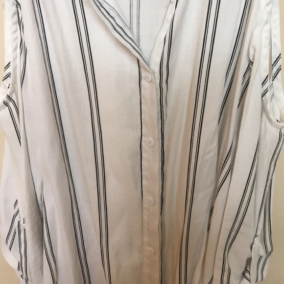 Button down blouse with cutout shoulders - Picture 2 of 4